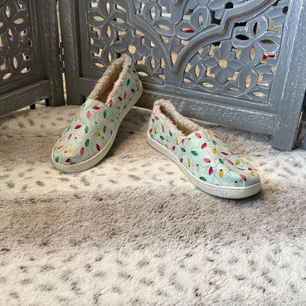 TOMS Christmas lights slip on shoes girls size 4 faux fur holiday party winter